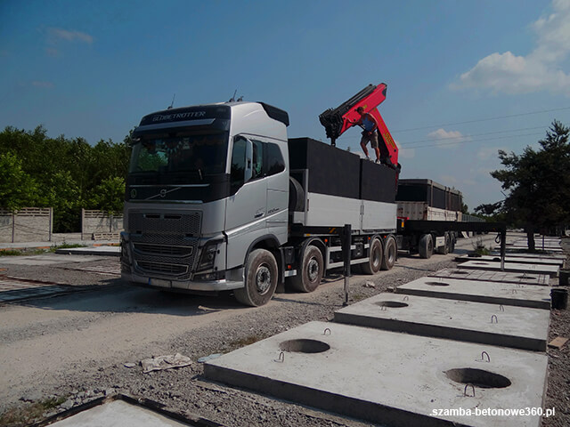 Załadunek szamba betonowego na HDS - montaż i dostawa zbiorników w Skawina